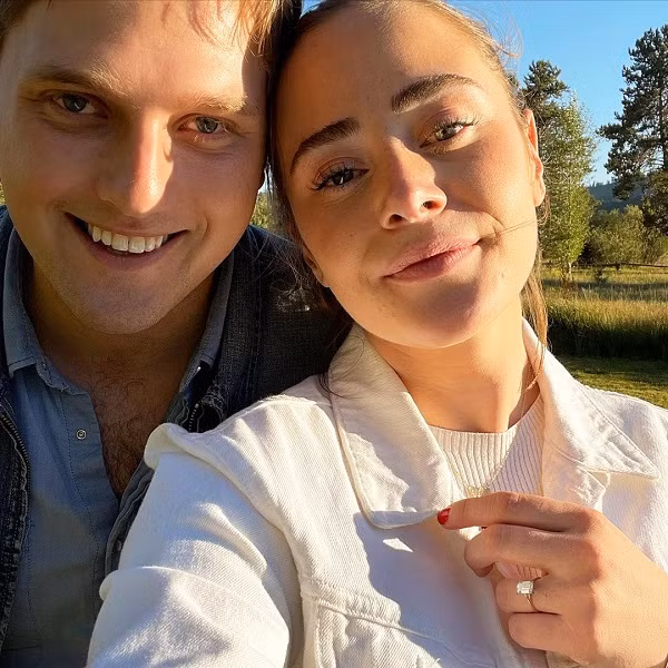 Trong bức ảnh selfie mới nhất của cặp đôi, Naomi chỉ viết một chữ “Mãi mãi" cùng biểu tượng trái tim ngọt ngào, nhưng ai cũng nhanh chóng nhận thấy tâm điểm của bức ảnh chính là chiếc nhẫn kim cương lấp lánh trên tay cô. Ảnh: twitter