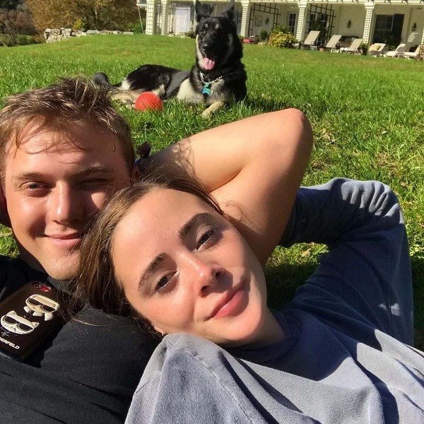 Cháu gái cả nhà Biden và Peter Neal cùng học tập và quen biết nhau tại Đại học danh tiếng Pennsylvania. Naomi là đàn chị hơn bạn trai 3 tuổi. Cho đến hiện tại, cả hai đã hẹn hò chính thức được ít nhất 3 năm và không ngại thường xuyên chia sẻ những hình ảnh thân mật, tình tứ bên nhau. Ảnh: pisco.meaww