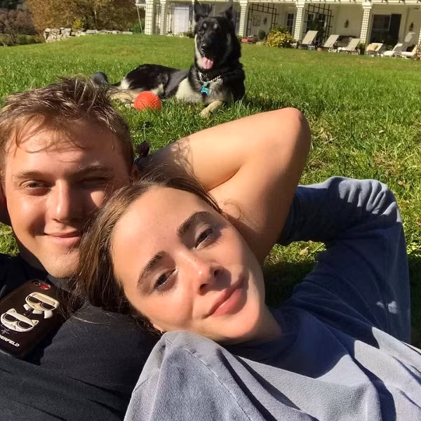 Cháu gái cả nhà Biden và Peter Neal cùng học tập và quen biết nhau tại Đại học danh tiếng Pennsylvania. Naomi là đàn chị hơn bạn trai 3 tuổi. Cho đến hiện tại, cả hai đã hẹn hò chính thức được ít nhất 3 năm và không ngại thường xuyên chia sẻ những hình ảnh thân mật, tình tứ bên nhau. Ảnh: pisco.meaww