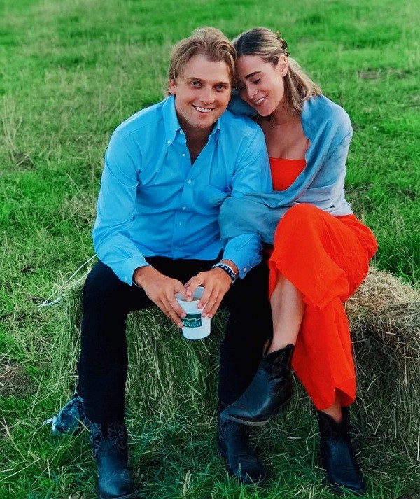 Không chỉ khiến mọi người ngưỡng mộ bởi thành tích học tập và công việc mà vị hôn phu của cháu gái ông Biden còn gây chú ý bởi ngoại hình khi sở hữu khuôn mặt điển trai, chững chạc cùng nụ cười tươi tắn. Cả hai luôn được ngưỡng mộ là cặp đôi “trai tài gái sắc” xứng đôi vừa lứa. Ảnh: Instagram