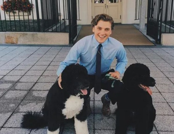 Peter Neal, người vừa đính hôn với Naomi Biden, sinh ra trong một gia đình trung lưu ở thành phố nhỏ Jackson Hole, Wyoming. Anh được chú ý bởi thành tích học tập xuất sắc từ khi còn rất trẻ. Những năm trung học, Peter đã có cơ hội làm việc trong bộ máy hành chính với tư cách là trợ lý cho Thị trưởng thành phố Jackson Hole. Ảnh: stuffsthatmatter