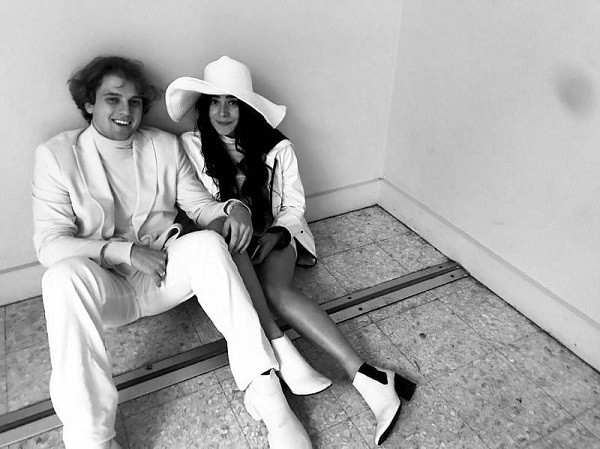 Dân tình ngay lập tức “lùng sục” profile của chàng trai may mắn được cháu gái ông Biden lựa chọn và không khỏi xuýt xoa trước profile đẹp cũng như thành tích học vấn “khủng” của anh chàng này. Ảnh: Sports news