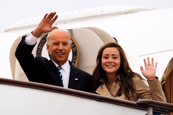 Naomi Biden là con gái cả của Hunter Biden - con trai thứ hai của ông Joe Biden - với người vợ đầu Kathleen. Cô là người cháu lớn tuổi nhất nhà Biden và cũng là nhân vật tích cực xuất hiện trên truyền thông nhất. Ảnh: businessinsider.