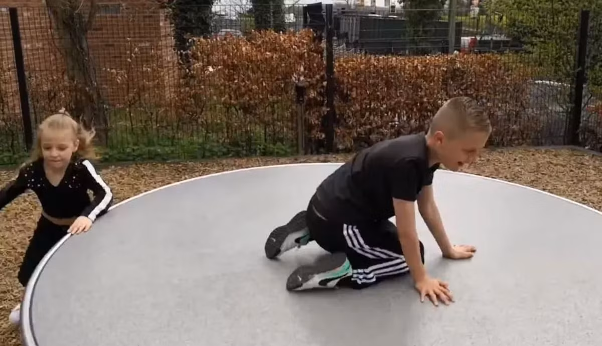 Trên trang cá nhân của mình, anh Bennett buồn bã chia sẻ lại những thước phim hạnh phúc khi vui chơi cùng hai con. Trong đoạn clip, người cha cười rạng rỡ ngắm nhìn con gái Lacey tận hưởng niềm vui khi chơi đùa trên chiếc đu quay.