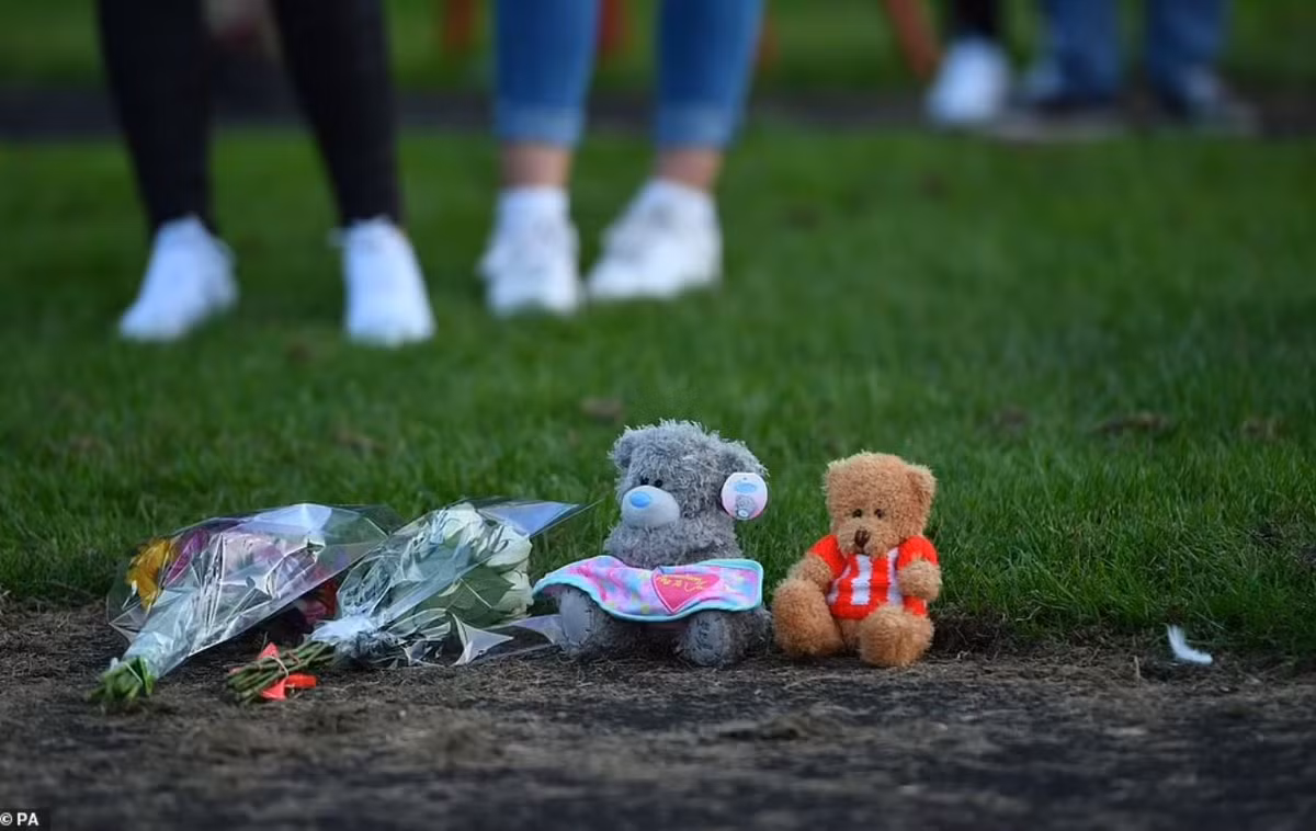 Nhiều người thay nhau đặt nến quanh một trụ ở trung tâm công viên, cách hiện trường vụ án vài trăm mét. Những người khác mang theo hoa, gấu bông và rơi nước mắt thương xót trong buổi cầu nguyện cho 4 nạn nhân. Một trang gây quỹ được thành lập trên GoFundMe dành cho gia đình nạn nhân hiện đã quyên góp được hơn 14.000 bảng Anh.