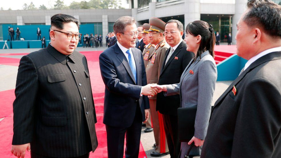 Bà Kim Yo Jong ngày càng nổi tiếng trên trường quốc tế trong bối cảnh ông Kim Jong Un tăng tốc phát triển vũ khí hạt nhân của Triều Tiên suốt thập kỷ qua. Theo cơ quan tình báo Seoul, em gái ông Kim là người giữ vai trò giám sát các chính sách của đất nước đối với Mỹ và Hàn Quốc. Ảnh: Getty
