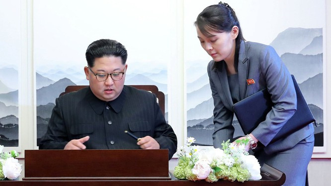 Kim Yo Jong cũng thường xuất hiện trong các chuyến thăm để giúp anh trai mình nổi bật, thay vì tranh giành quyền lực hay sự chú ý của công chúng. Mối quan hệ của bà với anh trai được so sánh với mối quan hệ giữa cha của họ là Kim Jong Il và em gái Kim Kyong Hui, khiến giới thượng lưu Triều Tiên phải kiêng nể. Ảnh: Getty