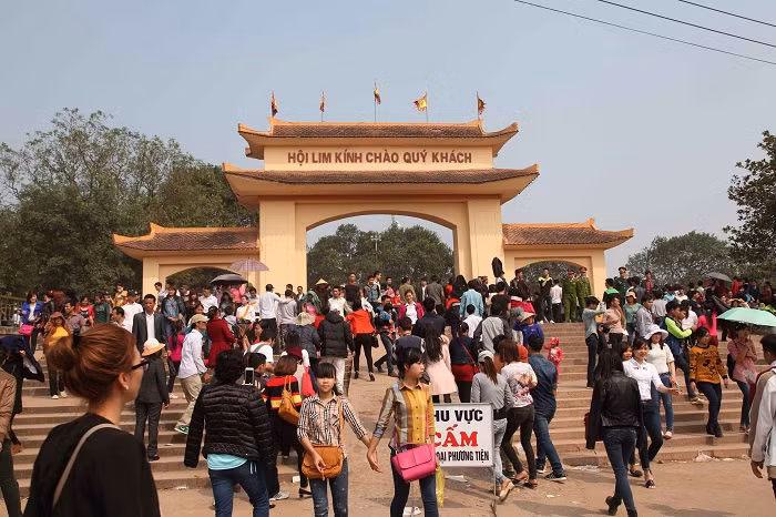 Du khách đến hội Lim Bắc Ninh