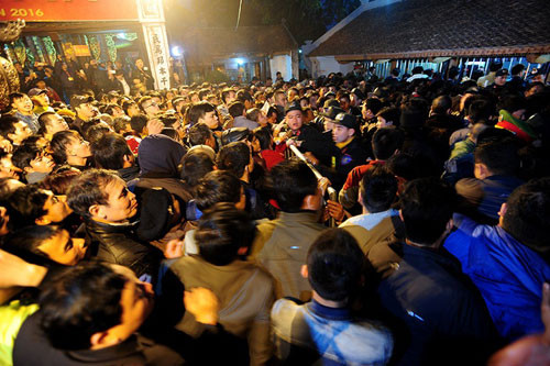 Hàng nghìn người chen lấn, xô đẩy để sớm xin được lá ấn đền Trần