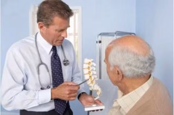 Thiếu canxi, thật bất ngờ, lại là một nguyên nhân gây sỏi thận. Không phải sỏi từ canxi là bạn không cần nạp canxi vào cơ thể. Chuyên gia cho rằng, những người không tổng hợp đủ canxi sẽ có phần trăm bị thận cao hơn những người có chế độ canxi cao. Khi cơ thể không đủ canxi thì hóa chất được gọi là oxalat sẽ kết hợp với canxi trong đường tiêu hóa và canxi trong nước tiểu để hình thành sỏi.