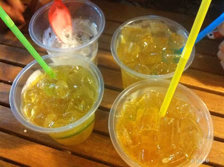 Uống nhiều trà đá. Ở Anh, một người đàn ông đã được đưa tới bệnh viện vì bệnh suy thận sau khi uống trà đá quá nhiều. Người đàn ông này ngày nào cũng uống khoảng 8 ly trà đá mỗi ngày, gấp đôi người bình thường. Do trong trà (nhất là trà đen) có nguồn oxalate cao, có thể tập trung lại trong nước tiểu tạo thành thận.