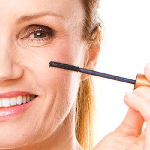 Ngụy trang bằng make up. Trang điểm là cách che dấu mệt mỏi hoàn hảo nhất. Giấu quầng thâm bằng kem che khuyết điểm sẫm hơn màu da, màu hồng tươi để mang lại màu sắc cho đôi má, chuốt mi để đôi mắt to và có hồn hơn. Cuối cùng là một chút son hồng sẽ thức tỉnh cả khuôn mặt bạn. Nên nhớ rằng, chỉ nên make up nhẹ nhàng thôi nhé.