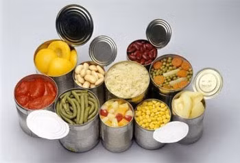 Súp đóng hộp. Bạn có thể đồng ý rằng natri đồng nghĩa với sự không tốt nhưng trong khi hầu hết mọi người biết khoai tây chiên có tác hại vì chứa hàm lượng natri. Họ có xu hướng bỏ qua một nguồn rất lớn là súp đóng hộp. Trong những vỏ lon nhỏ xíu của những loại súp đóng hộp, có thể chứa tới 600 – 800mg natri .