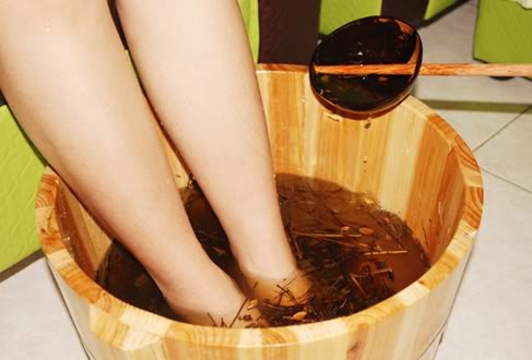 Chữa cảm lạnh. Bạn ngâm chân vào nước gừng nóng, có thể thêm chút muối, giấm và thêm nước nóng vào dần cho đến khi hai chân đỏ lên. Cách này sẽ giúp cho các mạch máu được lưu thông và đỡ cảm lạnh, đau đầu hay ho.