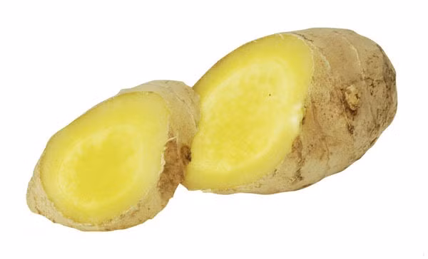 Loại bỏ mùi hôi chân. Ngâm chân vào nước gừng nóng trong 15 phút, thêm ít muối và giấm sau đó lau khô. Làm theo cách này mỗi ngày thì mùi hôi chân sẽ bị loại bỏ hoàn toàn.