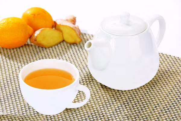 Viêm nha chu. Súc miệng bằng nước gừng nóng một lần buổi sáng khi ngủ dậy và buổi tối trước khi đi ngủ để làm giảm bệnh nha chu. Nếu bị ngứa cổ họng, dùng nước gừng nóng và muối uống 1 ngày 2-3 lần.