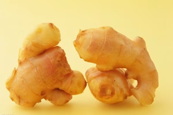 Đau vai lưng. Thêm một chút muối và giấm vào nước gừng nóng sau đó nhúng khăn vào và đắp lên lưng vài lần. Phương pháp này có thể làm cho cơ bắp thư giãn và dịu cơn đau.