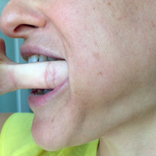 Bài 6. Đẩy má. Rửa tay thật sạch sau đó cho ngón phải vào miệng và nhấn dọc má trái, đổi tay và thực hiện cho má phải. Hãy làm động tác này mỗi bên 10 lần.