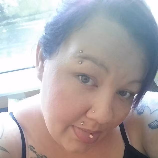 Co gái mu mat vi uong nuóc tang lục 28 lon mot ngay