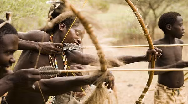 Thế nhưng, đàn ông lại có lợi thế hơn trong tầm nhìn. Các quý ông có thể nhận ra sự chuyển động đột ngột hoặc xác định hình ảnh bị thay đổi nhanh chóng hơn nữ giới. Đặc điểm này có thể do tiền sử trước tiến hóa của họ là thợ săn.