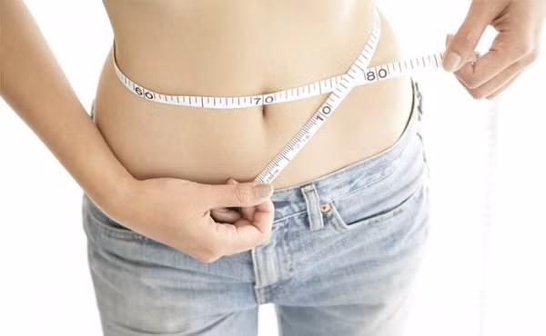 Việc thiếu hụt estrogen nữ giới sẽ gây hiện tượng kháng insulin, khiến cơ thể dễ tích trữ chất béo thay vì chuyển hóa năng lượng như hồi trẻ. Vấn đề béo bụng không chỉ là thẩm mỹ, nó còn mang đến một loạt bệnh tật như tiểu đường, bệnh tim và ung thư thậm chí rút ngắn tuổi thọ của bạn.