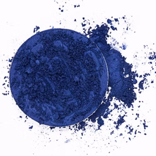 Đánh mắt màu xanh. Đừng nghĩ xu hướng trang điểm màu mắt xanh thời thập niên 80 đã lạc hậu. Thử màu xanh nauy, coban và đánh một lớp màu khác gần với màu lông mi lên trên. Nếu bạn khéo léo make up màu mắt này, không chỉ khiến đôi mắt sáng hơn và hiện đại hơn mà còn kéo lại sắc tươi tắn cho khuôn mặt.