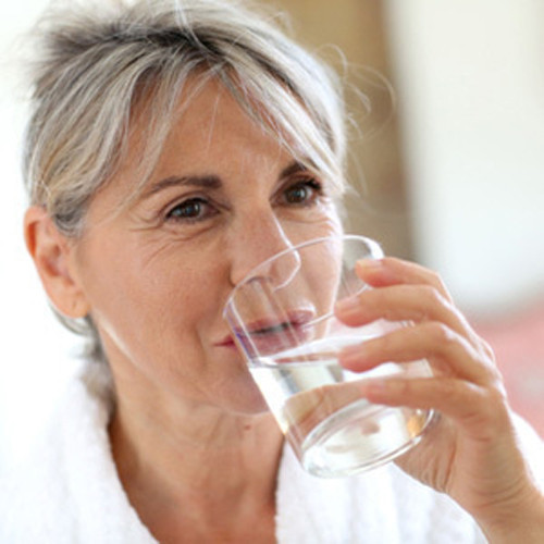 Uống nước. Mất nước là điều tồi tệ nhất, nó gây ra mệt mỏi và làn da khô xanh xám. Cách giải quyết thật đơn giản, chỉ cần nạp đủ 8 ly một ngày.