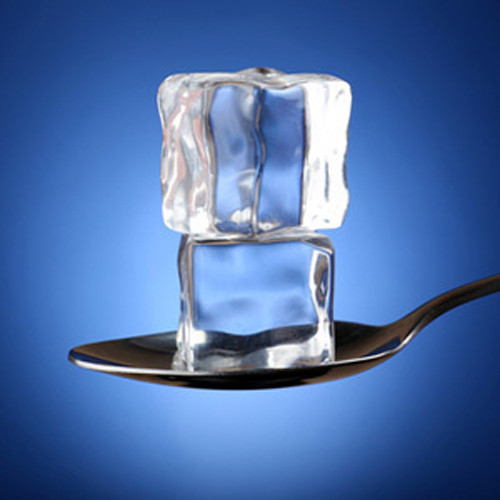 Chườm mắt bằng đá lạnh. Dùng túi đá để chườm hoặc đặt hai thìa trong ngăn đá tủ lạnh khoảng 10 phút sau đó áp lên mắt cho đến khi thìa ấm lại. Những vết thâm quầng tố cáo cú đêm sẽ biến mất hoàn toàn.