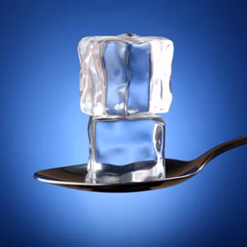 Chườm mắt bằng đá lạnh. Dùng túi đá để chườm hoặc đặt hai thìa trong ngăn đá tủ lạnh khoảng 10 phút sau đó áp lên mắt cho đến khi thìa ấm lại. Những vết thâm quầng tố cáo cú đêm sẽ biến mất hoàn toàn.