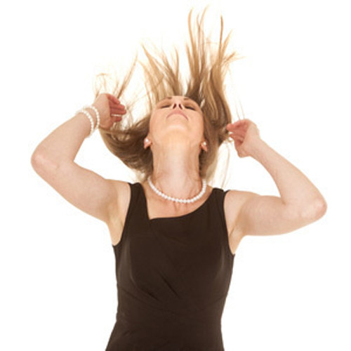 Không để tóc thẳng, không để mái. Hãy hất ngược mái lên, cố định bằng một chiếc kẹp ghim và uốn phần đuôi tóc cho nó cụp vào. Thủ thuật này sẽ làm cho khuôn mặt sáng hơn, má tròn hơn và nhìn đỡ nhàm chán.