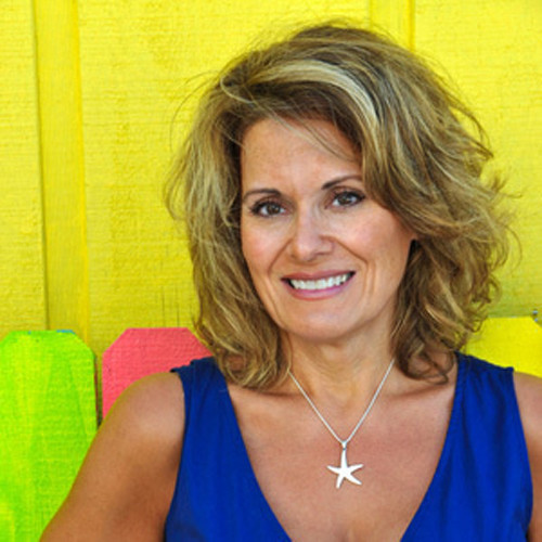 Mặc quần áo sặc sỡ. Màu đen có thể giúp bạn trông mi nhon hơn nhưng nó không làm bạn tỉnh táo chút nào. Hãy quẳng những bộ quần áo màu tối vào một góc trong những ngày mệt mỏi và thay thế màu sặc sỡ hơn. Nó sẽ làm cho khuôn mặt bạn sáng bừng.