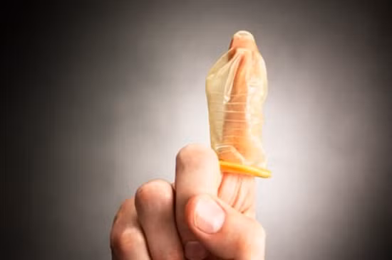  Sai lầm thứ ba là chọn sai kích cỡ. 'Hầu hết đàn ông thường khá vừa vặn với kích cỡ bao trung bình nhưng vẫn có trường hợp ngoại cỡ', TS Herbenick nói.