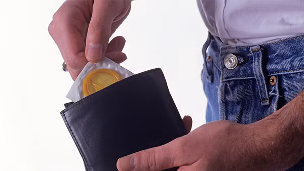 Thay vì để bao cao su trong ví, hãy bảo quản trong một ngăn của túi xách hoặc một chiếc túi riêng, kín đáo. Điều kiện bảo quản bao cao su tốt nhất là khoảng 20 độ C, tránh ánh sáng trực tiếp và tránh tiếp xúc với không khí. 