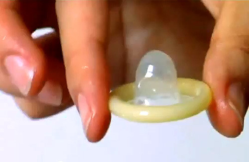 Sai lầm phổ biến khác là bạn không chừa đủ chỗ ở phần đầu bao. Nếu bạn không để đủ chỗ dành cho việc xuất tinh, tinh dịch có nguy cơ sẽ bị rò rỉ ra ngoài.