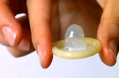 Sai lầm phổ biến khác là bạn không chừa đủ chỗ ở phần đầu bao. Nếu bạn không để đủ chỗ dành cho việc xuất tinh, tinh dịch có nguy cơ sẽ bị rò rỉ ra ngoài.