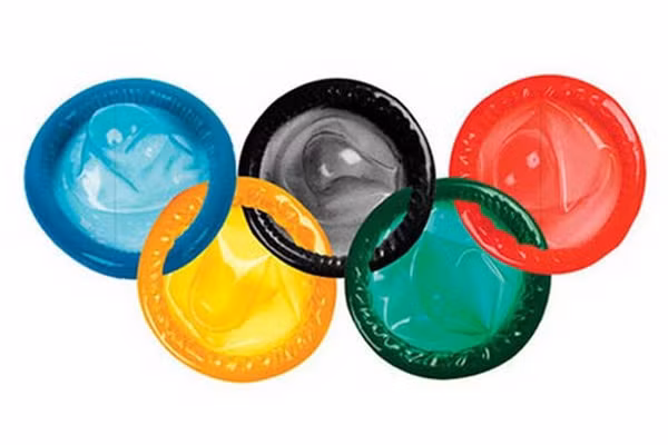 Những bao cao su có tính năng bôi trơn nhất định, chẳng hạn như chất diệt tinh trùng, hay chất tạo cảm giác ấm hoặc mát, thường có xu hướng hết hạn sớm hơn loại khác. Vì vậy, hãy xem xét cẩn thận trước khi sử dụng. 