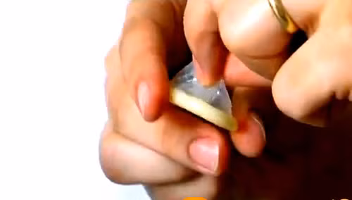 Cần bóp phần đầu bao khi mang, loại bỏ không khí bị mắc kẹt bên trong. Tuy nhiên những loại bao cao su kiểu mới thường không có phần chóp. Trong trường hợp đó, hãy để thừa 1 - 2cm ở phần đầu bao.