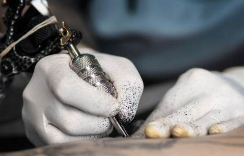 Xăm hình và xỏ khuyên. Việc xăm hình và xỏ khuyên tại cửa hàng có thể là nguyên nhân khiến bạn bị nhiễm bệnh gan. Lý do mà các dụng cụ xăm và xỏ khuyên nhiểu khả năng không được tiệt trùng, rất dễ lây virus từ người bệnh sang người lành.