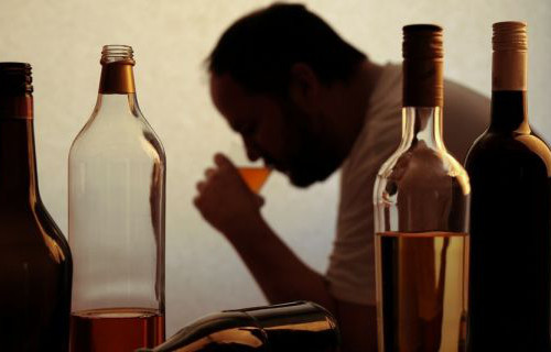 Rượu. Theo nghiên cứu, rượu gây độc trực tiếp cho gan. Khoảng 30% số người uống rượu bia có nguy cơ mắc viêm gan cao. Thực tế, ngày càng có nhiều bệnh nhân nhập viện vì bệnh gan do rượu.