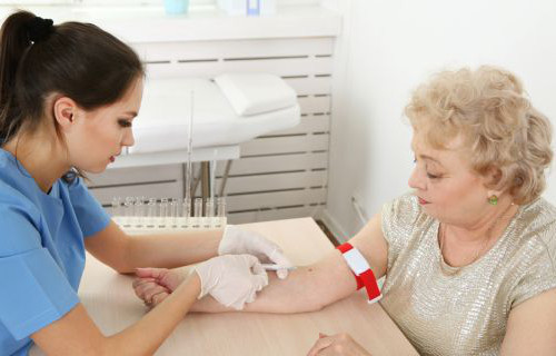 Trực tiếp lấy máu. Các nhân viên y tế trực tiếp lấy máu hoặc chất dịch khác từ cơ thể người bị viêm gan cũng có nguy cơ cao bị nhiễm bệnh. Virus gây bệnh gan được lây truyền thông qua việc tiếp xúc với máu hoặc chất dịch của cơ thể người bị bệnh.