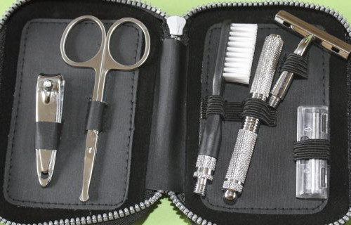 Dùng chung đồ cá nhân là nguyên nhân gây bệnh gan phổ biến nhưng ít người ngờ đến. Các đồ dùng cá nhân như dao cạo râu, cắt móng tay, bàn chải đánh răng hoặc khuyên tai của người bệnh có thể bị nhiễm một lượng nhỏ máu và có khả năng lây nhiễm virus viêm gan khá cao. Vì vậy, tránh dung chung những đồ cá nhân này.