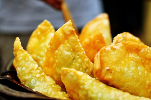 Lý Quốc Sư, Hàng Chiếu, Nguyễn Khuyến là những phố có nhiều quán bánh gối ngon được mọi người ưa thích.