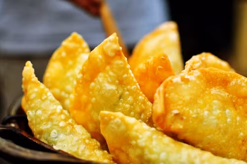 Lý Quốc Sư, Hàng Chiếu, Nguyễn Khuyến là những phố có nhiều quán bánh gối ngon được mọi người ưa thích.