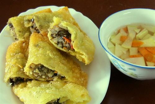 Bánh gối. Bánh gối là món ăn vặt được giới trẻ Hà thành ưa thích đặc biệt là khi thời tiết vào thu. Bánh gối có vỏ giòn tan, bên trong là nhâm đậm đà gồm thịt, trứng, miến,…Nước chấm được pha theo bí quyết riêng tạo nên hương vị đặc trưng khó quên của bánh gối Hà Nội.