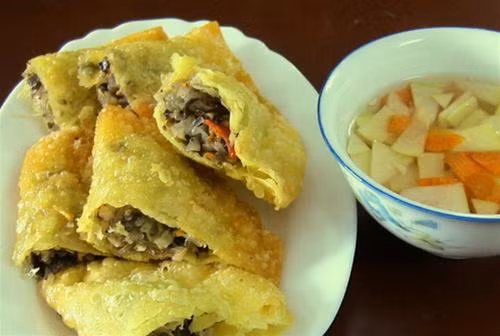 Bánh gối. Bánh gối là món ăn vặt được giới trẻ Hà thành ưa thích đặc biệt là khi thời tiết vào thu. Bánh gối có vỏ giòn tan, bên trong là nhâm đậm đà gồm thịt, trứng, miến,…Nước chấm được pha theo bí quyết riêng tạo nên hương vị đặc trưng khó quên của bánh gối Hà Nội.