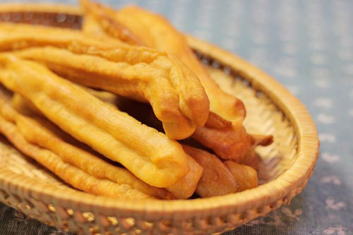 Quẩy nóng. Quẩy nóng giòn là món ăn vặt nổi tiếng từ lâu ở Hà Nội. Từng chiếc quẩy nóng hổi, thơm giòn luôn khiến thực khách muốn ngồi cả buổi để thưởng thức. Quán quẩy nổi tiếng nhất là trên phố Hàng Bông và Quán Thánh. Mỗi đĩa quẩy ở đây thường có 20 chiếc và có giá 20.000 đồng.