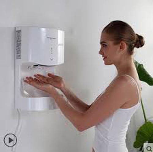 Lau tay bằng khăn có thể giảm số lượng vi khuẩn còn 45-60%. Thế nhưng, nếu làm khô tay bằng máy sấy sẽ làm tăng vi khuẩn đến 255% do vi khuẩn trong máy sấy sẽ bị thổi bay ra tay bạn.