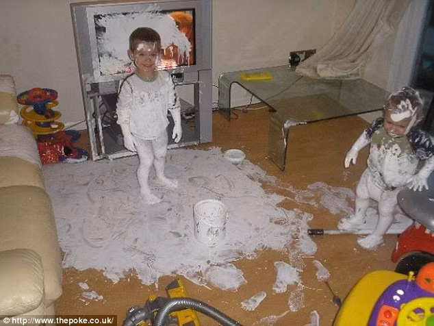 Hai anh em siêu nhân biến nhà cửa thành bãi chiến trường.