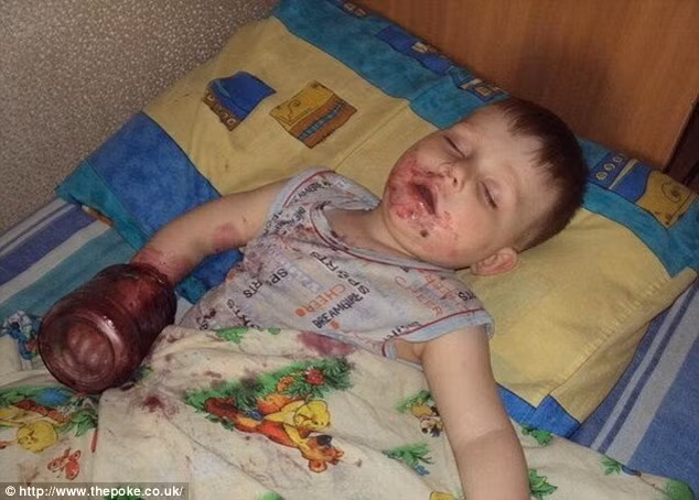 Nếu như bố mẹ không nghe tiếng trẻ gào thét thì chắc chắn chúng đang ngủ yên bình trong đống đổ nát, lộn xộn.