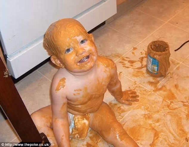 Bé là fan ruột của bơ đậu phộng hay bé học mẹ tự make up cho mình?